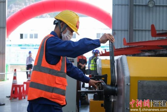 　　圖為個人梁片鋼筋骨架及鋼筋鐓粗接頭制作現場。楊銘 攝