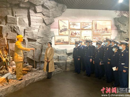  “大美福建展畫卷 共產黨員話新篇"沉浸式互動觀展活動現場。任杰 攝