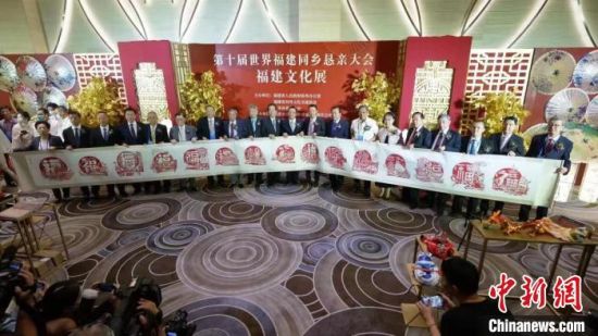 10米剪紙長卷《萬福來朝》?！≈鬓k方供圖