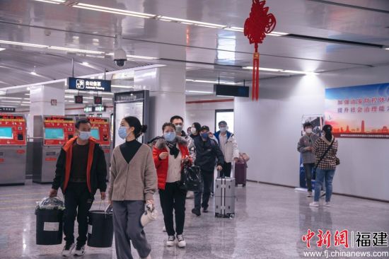 　　春運第一天的福州地鐵。李南軒 攝