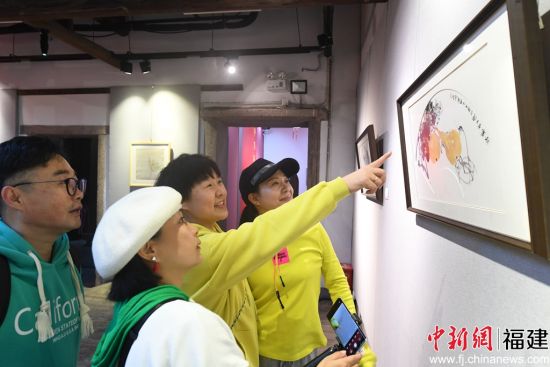“花鳥報春—福建省花鳥畫扇面作品邀請展”吸引觀眾觀看。記者 劉可耕 攝
