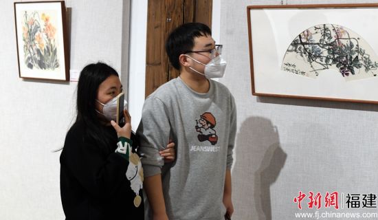 觀眾觀看展覽。記者 劉可耕 攝