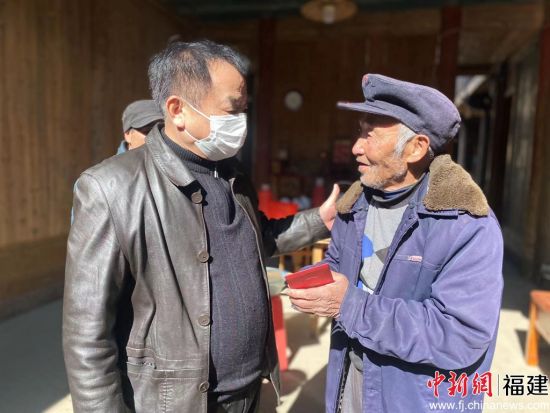 寧德市慈善總會常務副會長、秘書長江葉才（左一）慰問蕉城區困難群眾。