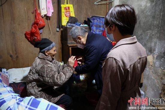  寧德市慈善總會副會長凌慶賢（中）慰問屏南縣困難群眾。