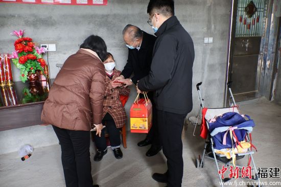  寧德市慈善總會會長林鴻（右二）慰問周寧縣困難群眾。