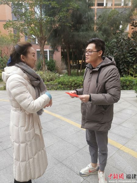 圖為：曾海方慰問臺胞臺商。