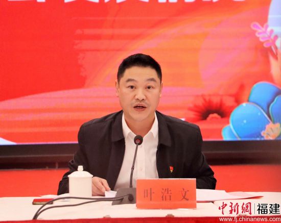 蕉城區委副書記葉浩文通報2022年蕉城區經濟社會發展情況。林榕生 攝