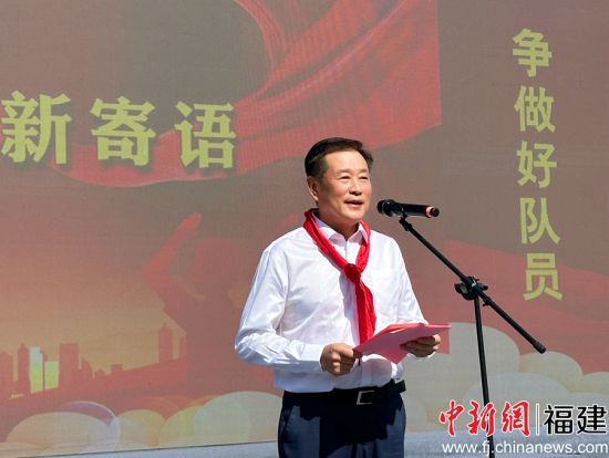  寧德市委書記梁偉新向全市少先隊員們送上節日寄語。吳允杰 攝