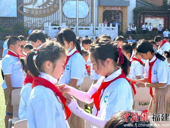 為新隊員佩戴紅領巾。吳允杰 攝