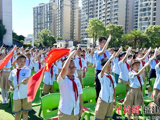少先隊員們敬禮。吳允杰 攝