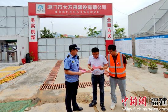  圖為廈門市集美區城市管理局工作人員走進工地進行文明施工宣傳，嚴控施工噪音。