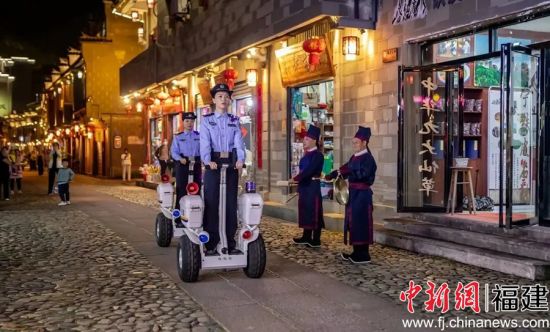 “五一”期間，泰寧縣女子警務隊穿梭在古城景區，成為一道靚麗的風“警”線。三明市婦聯供圖