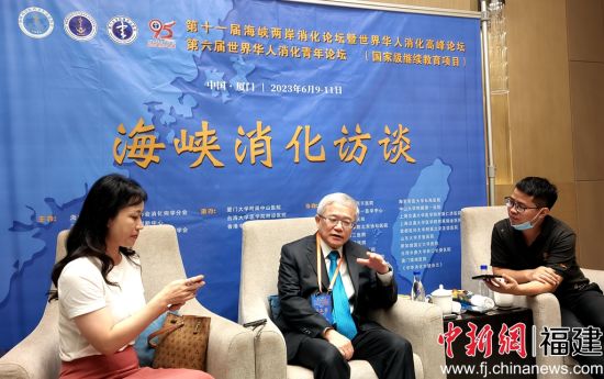  臺灣消化系內視鏡醫學會理事長邱正堂教授接受媒體采訪。楊伏山 攝