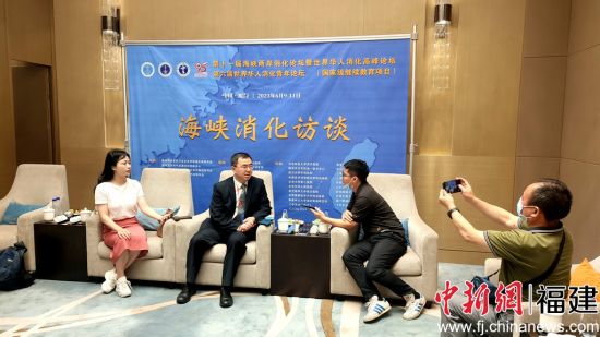  承辦大會的廈門大學附屬中山醫院黨委書記吳啟鋒向媒體介紹論壇有關情況。楊伏山 攝