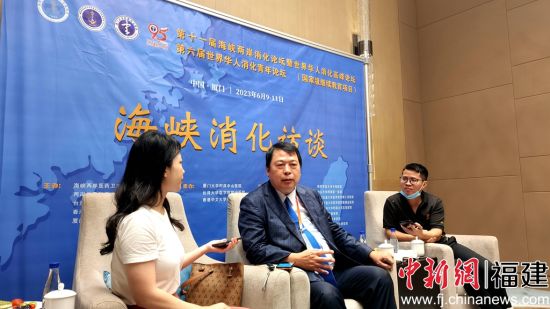 高雄醫學大學副校長吳登強教授接受媒體采訪。楊伏山 攝