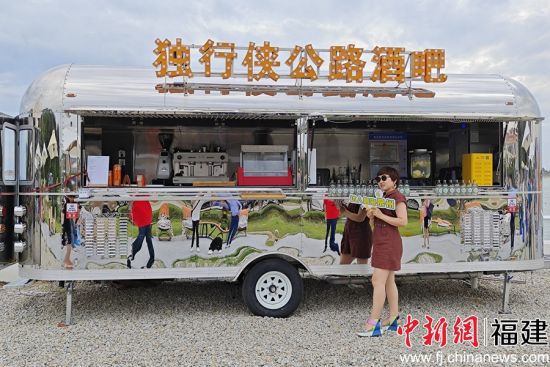浮山村的公路酒吧吸引了不少網絡達人打卡。吳冠標 攝