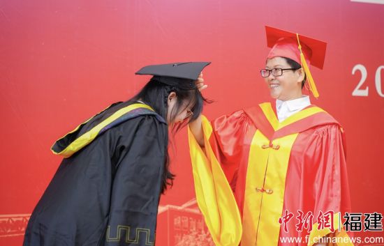 圖為楊林香院長為畢業生撥穗。黃劍琳攝