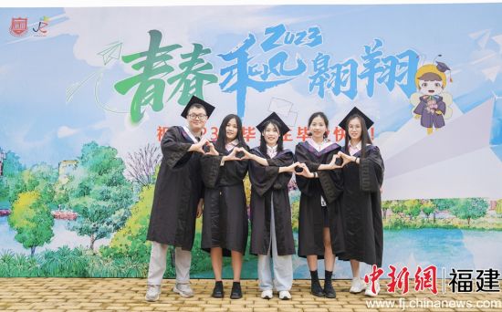 圖為畢業生合影留念。高雅攝