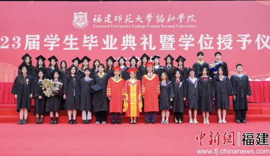 圖為畢業生合影留念。高雅攝
