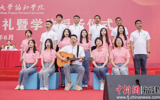 圖為師生同臺演出。黃劍琳攝