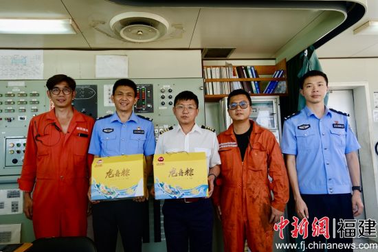 6月20日，平潭邊檢站移民管理警察登上臺北快輪為臺灣船員送粽子。李宗藝 攝