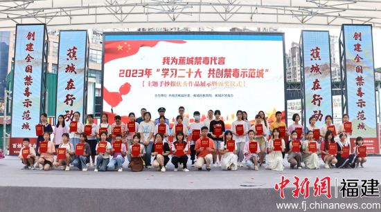 合影留念。吳允杰 攝