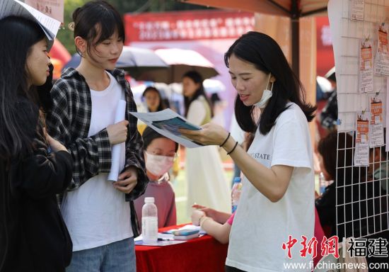  圖為在高校畢業生專場招聘會上，福州外語外貿學院的學子受到用人單位青睞。