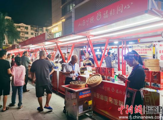 　　閩東少數民族非遺展品、文創產品、農副產品展銷現場。林榕生 攝