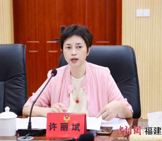 　　寧德市政協常委、市政協港澳臺僑和外事委員會主任許麗斌發言。 林榕生 攝