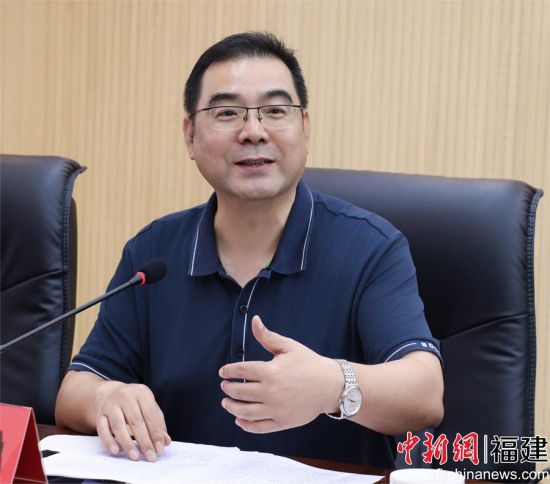 　　寧德市政協委員、市僑聯主席陳衛良發言。 林榕生 攝