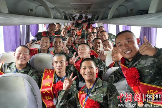　　新戰友合影。潘岱唯 攝
