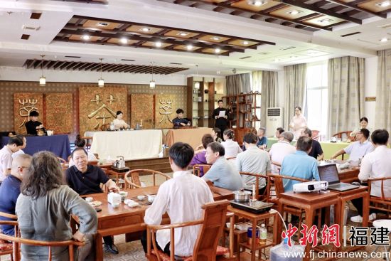 　　福建省文化名家走進寧德職業技術學院，觀賞《夢頂六和茶藝》表演。 林榕生 攝