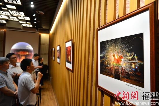 　　40多名在榕臺胞、中華文化愛好者等參加活動，并參觀攝影藝術展。 中新網記者 呂明 攝