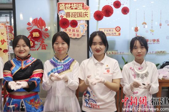 圖為少數民族學生包月餅共度中秋佳節。