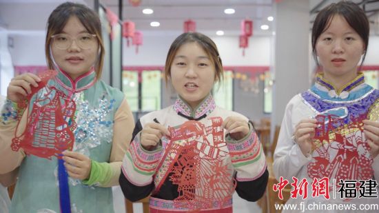 圖為少數民族學生包月餅共度中秋佳節。