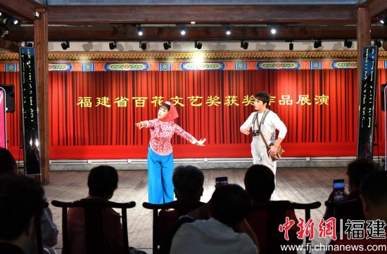　　高甲戲《圍頭新娘》深受戲迷喜愛。 中新網記者 呂明 攝