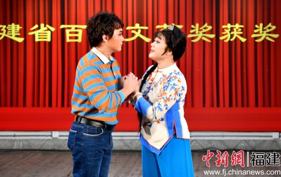 　　圖為高甲戲《圍頭新娘》在福建省海峽民間藝術館演出。 中新網記者 呂明 攝