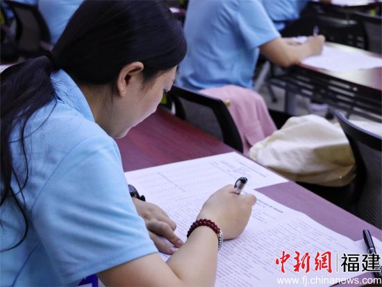 　　參賽者進行理論考試。 呂若萱 攝