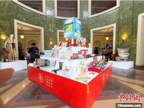 福建書展亮相福建省與宿務省結好5周年慶典?！≈鬓k方供圖