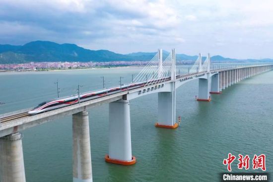 9月28日，復興號智能動車組行駛在福廈高鐵湄洲灣跨海大橋。歷經6年多時間建設，全長277公里的福廈高鐵，穿越多處山脈，跨越多處海灣，將難上九重天的閩道與大海緊緊相連。李響攝