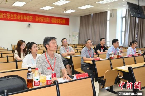 圖為專家評委在賽場上聽取選手介紹。福州大學供圖