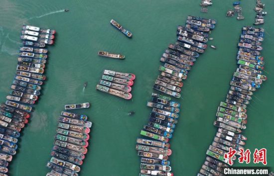 7月23日，漁船在福州市連江縣黃岐國家中心漁港內避風。(無人機照片)中新社記者 張斌 攝 