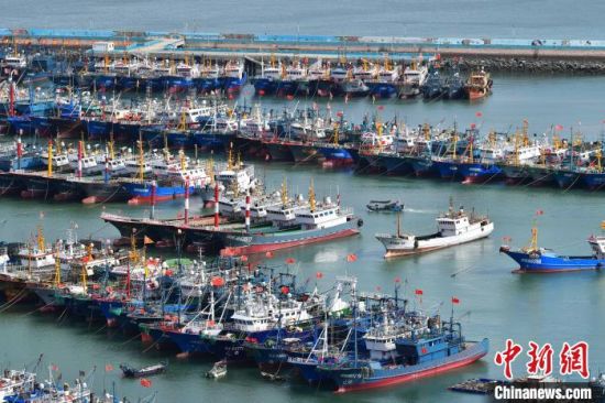 7月23日，漁船在福州市連江縣黃岐國家中心漁港內避風。中新社記者 張斌 攝 