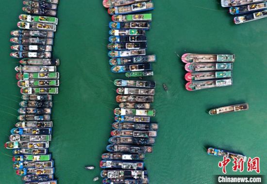 7月23日，漁船在福州市連江縣黃岐國家中心漁港內避風。(無人機照片)中新社記者 張斌 攝 