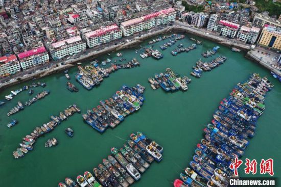 7月23日，漁船在福州市連江縣黃岐國家中心漁港內避風。(無人機照片)中新社記者 張斌 攝