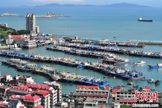 7月23日，漁船在福州市連江縣黃岐國家中心漁港內避風。中新社記者 張斌 攝
