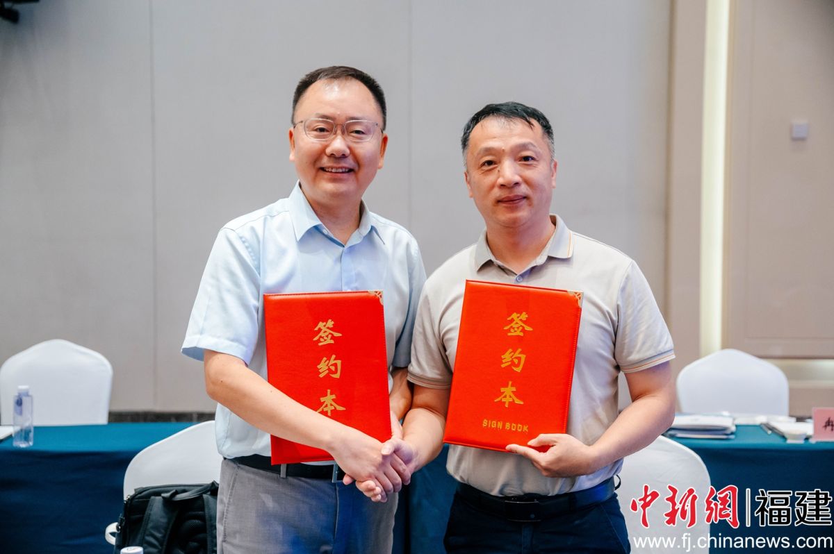 　　圖為江蘇小鹿快跑智能科技有限公司與平潭投促委達成初步投資合作意向。