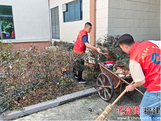 圖為退役軍人沈大治等在社會福利中心清掃院落。謝丹供圖。