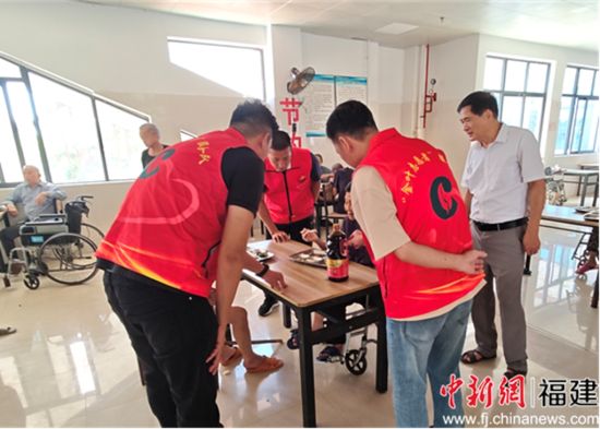 圖為金葉志愿者服務隊隊長鄭煜等聆聽紅色記憶。謝丹供圖。